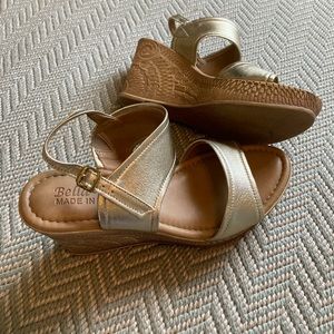 Bella Vita made in Italy size 8N gold wedges